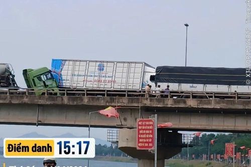 Tai nạn liên hoàn giữa nhiều ô tô tải, xe đầu kéo trên cầu Bồng Sơn