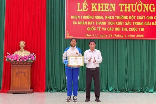 Ủy ban nhân dân xã Đức Cơ khen thưởng nữ võ sĩ Kpă H'Hà Mi