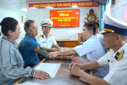 Vùng 4 Hải quân bàn giao ngư dân được cứu chữa tại đảo Song Tử Tây cho gia đình