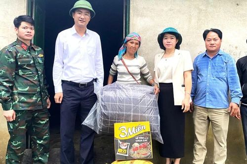 Lãnh đạo xã Bản Xèo thăm hỏi, trao quà hộ dân bị ảnh hưởng do mưa dông