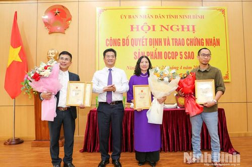 Công bố quyết định và trao chứng nhận sản phẩm OCOP 5 sao Quốc gia