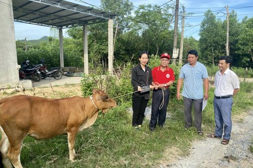 Trao sinh kế cho người nghèo