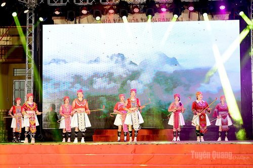Khai mạc Ngày hội văn hóa thể thao các dân tộc xã Trung Hà