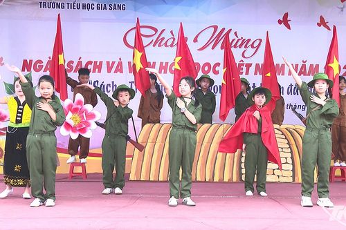 Tuổi trẻ với sách và biển đảo quê hương