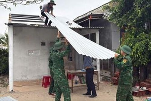 Giúp người dân khu vực biên giới sửa chữa nhà