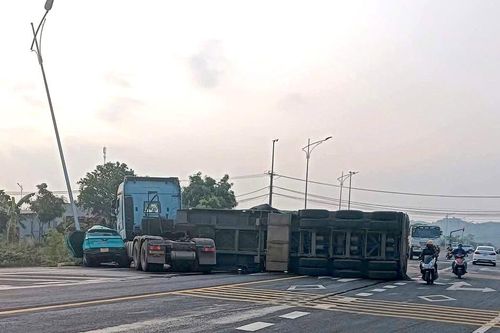 Đắk Lắk: Xe đầu kéo va chạm taxi khiến một hành khách tử vong, tài xế bị thương