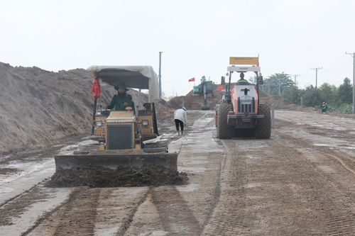 Sớm gỡ vướng vật liệu xây dựng cho loạt dự án giao thông trọng điểm ở Đồng Tháp