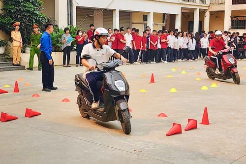 Hà Nội vận động học sinh, giáo viên chuyển sang dùng phương tiện giao thông điện