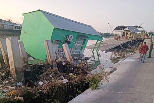 Sạt lở cuốn trôi nhà, gây sụt lún ở Cà Mau