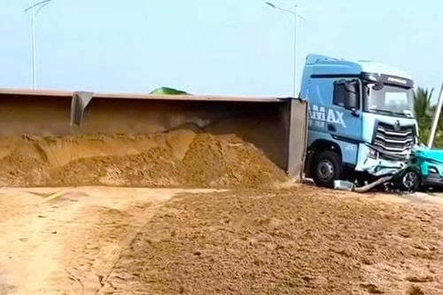 Xe tải tông taxi khiến một hành khách tử vong, tài xế taxi bị thương