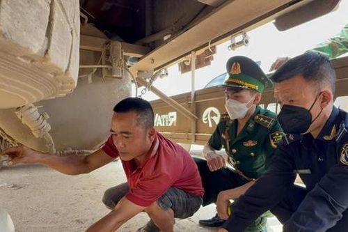 Phát hiện thủ đoạn giấu gần 880 lít dầu dưới gầm rơ-moóc để đưa sang Lào