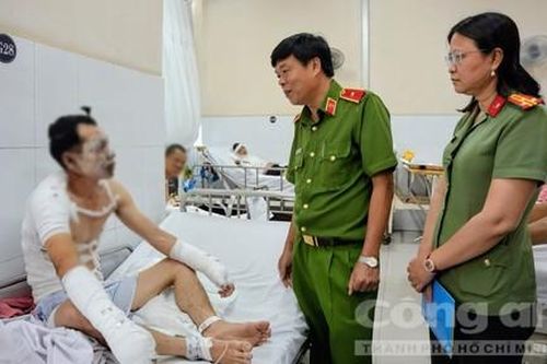 Lãnh đạo Công an TPHCM thăm, động viên 2 chiến sĩ bị bỏng nặng khi chữa cháy xưởng nệm mút