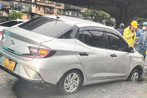 Ô tô lại sụt hố trên đường Hà Nội