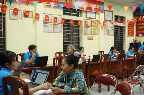 Ứng Hòa đưa cán bộ về thôn gỡ thủ tục hành chính cho dân