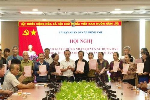 Đông Anh trao sổ đỏ, giúp hộ tái định cư ổn định