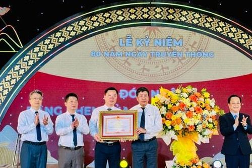 Sở Dân tộc và Tôn giáo thành phố Hà Nội đón nhận Bằng khen của Thủ tướng Chính phủ