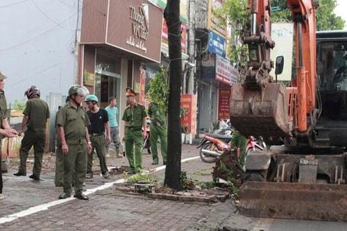 Chương Mỹ ra quân giải tỏa hành lang an toàn giao thông trên quốc lộ 6