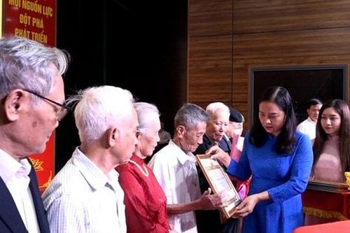 Xã Mỹ Đức: 34 đảng viên được trao Huy hiệu Đảng đợt 19-5