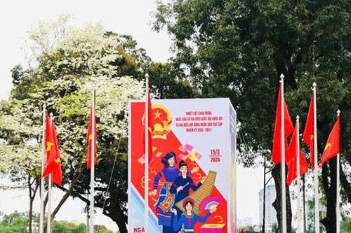 Hà Nội treo cờ Tổ quốc dịp lễ 30-4 và 1-5