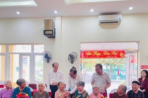 Trao quà của Tổng Bí thư, Chủ tịch nước Tô Lâm tặng người có công với cách mạng tại Hà Nội
