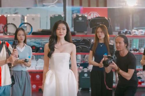 Hoa hậu Vi Minh khởi sắc nhờ hẹn hò với thiếu gia tập đoàn