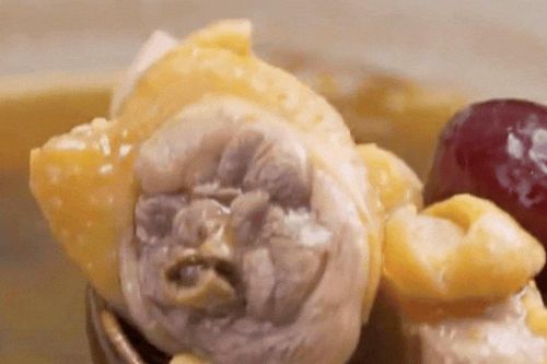 Không cần sang Trung Quốc xếp hàng cùng nghìn người ăn gà hầm thảo mộc của ông chủ Mạc: Bạn vẫn có thể làm tại nhà với bí quyết này!