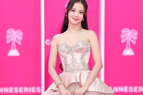 Jisoo (BLACKPINK) gây chú ý
