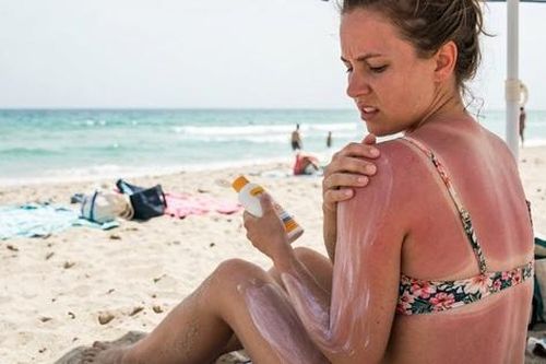 Sai lầm khi dùng kem chống nắng khiến da tệ hơn sau chuyến đi biển