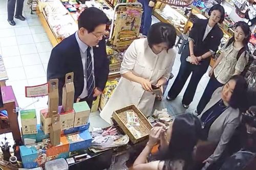 Tổng thống Hàn Quốc mua miếng dán tủ lạnh, nhân viên quán 'đứng hình'