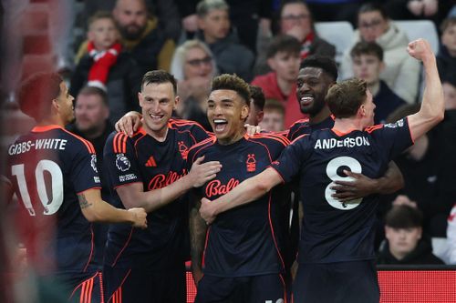 Forest đẩy Tottenham và West Ham vào cửa tử