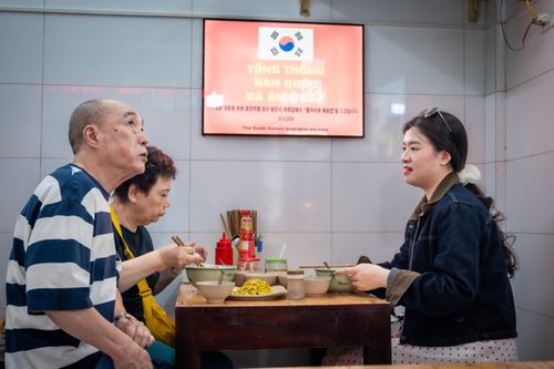 Thực hư chủ quán Hà Nội 'đóng khung' bàn ghế Tổng thống Hàn Quốc ngồi?