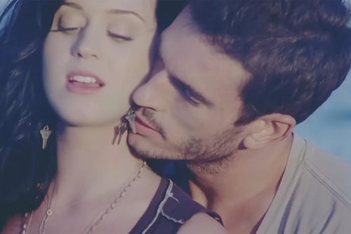 Katy Perry lại bị tố có hành vi khiếm nhã
