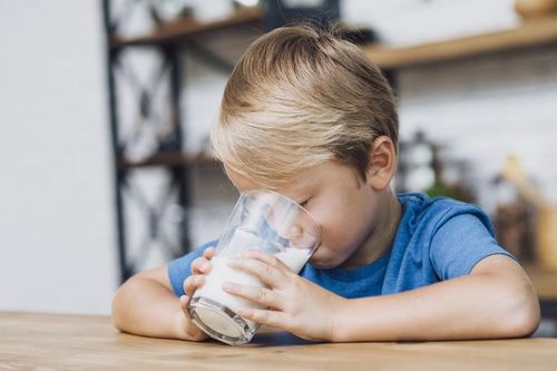 Điều gì xảy ra khi trẻ uống quá nhiều sữa?
