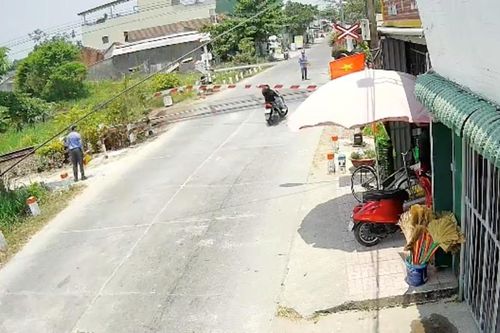 Tài xế say rượu tông xe gãy gác chắn khi tàu SE2 tới gần