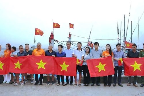 Trao hơn 2.600 lá cờ Tổ quốc cho ngư dân Thanh Hóa