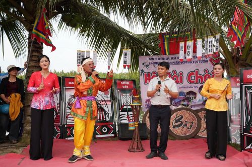Sắc màu lễ hội trên rừng dừa Cà Ninh thu hút khách
