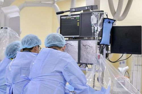 Cấp cứu kịp thời hai du khách nước ngoài bị nhồi máu cơ tim cấp