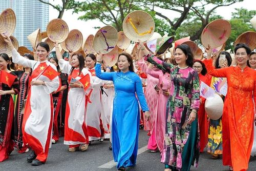 [Ảnh] Đà Nẵng: Hàng trăm người tham gia diễu hành tôn vinh, lan tỏa giá trị áo dài