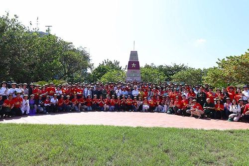 Đoàn công tác số 10 thăm và làm việc tại quần đảo Trường Sa và nhà giàn DK1
