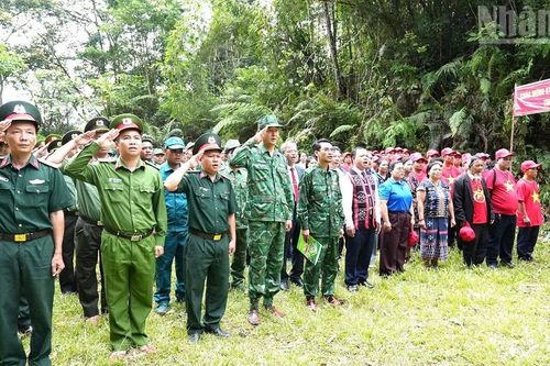 Lễ chào cờ tại cột mốc biên giới 678