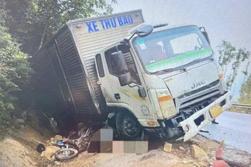 Tai nạn giao thông giữa xe tải và xe mô-tô khiến 2 người thương vong ở Đắk Lắk