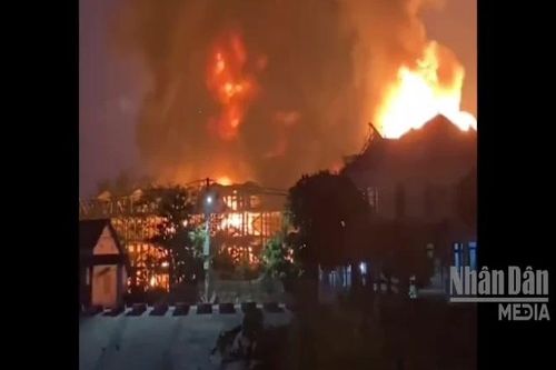 [Video] Hà Nội: Xưởng sơn cháy 2 tiếng chưa tắt, khói lửa đỏ rực một góc trời