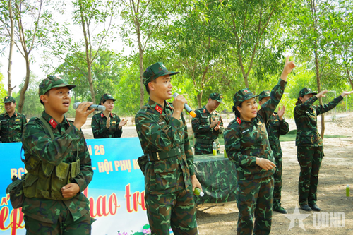 'Tiếp sức thao trường' cho chiến sĩ mới ở Lữ đoàn Tăng thiết giáp 26 (Quân khu 7)
