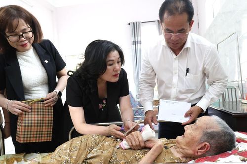Thứ trưởng Bộ Nội vụ Nguyễn Thị Hà thăm, tặng quà người có công tại Đà Nẵng