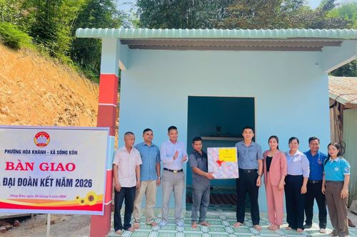 Bàn giao 2 ngôi nhà Đại đoàn kết cho 2 hộ nghèo xã kết nghĩa Sông Kôn