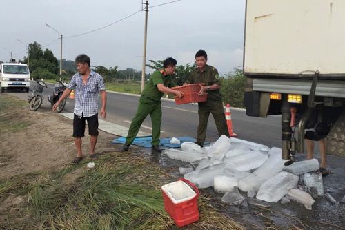 Công an phường Hoài Nhơn Bắc xuyên đêm hỗ trợ người dân cứu hàng đông lạnh