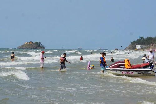 Phường Vũng Tàu: Bãi Sau đã sạch sâu biển và sứa, khách nghỉ lễ bắt đầu đổ về