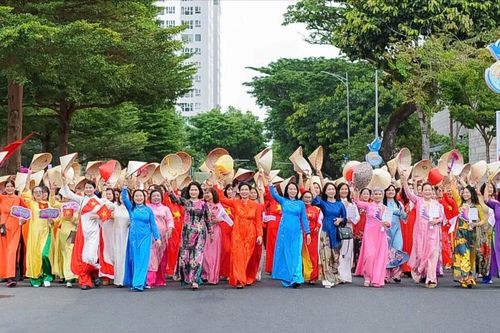 Hơn 1.000 người tham gia diễu hành áo dài 'Dấu ấn Đà Nẵng'