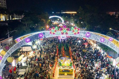 'Thanh âm nguồn cội' khuấy động phố Việt Trì với 1.500 nghệ nhân