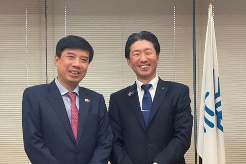 Tổng lãnh sự Việt Nam tại Osaka Nguyễn Trường Sơn chào xã giao các đối tác Nhật Bản nhân dịp nhận nhiệm vụ công tác